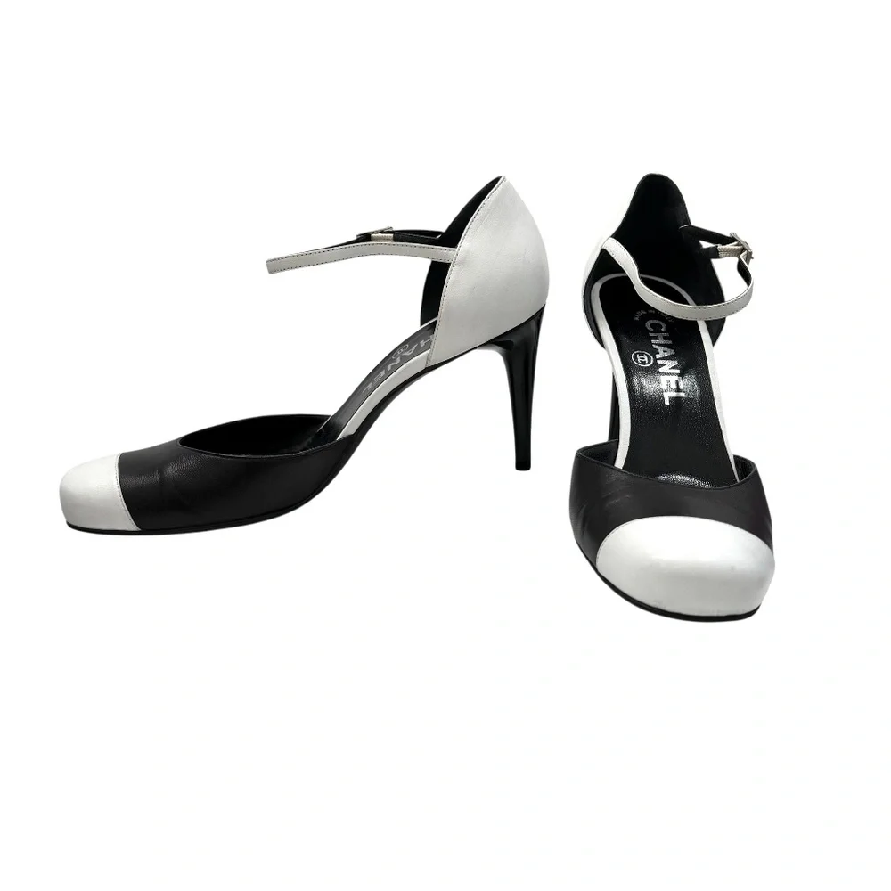 CHANEL BLACK AND WHITE CAP TOE ANKLE STRAP ROUND TOE STILETTO